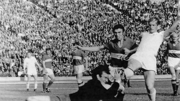 «Зенит» — «Спартак». Ленинград, 70-е годы. Стадион имени Кирова. Аншлаг. Анатолий Зинченко (справа) упускает голевой момент. «Зенит» — «Спартак». Ленинград, 70-е годы. Стадион имени Кирова. Аншлаг. Анатолий Зинченко (справа) упускает голевой момент.