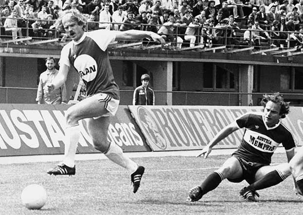 Анатолий Зинченко в игре «Рапида» в чемпионате Австрии. Прорыв по флангу. Анатолий Зинченко в игре «Рапида» в чемпионате Австрии. Прорыв по флангу.