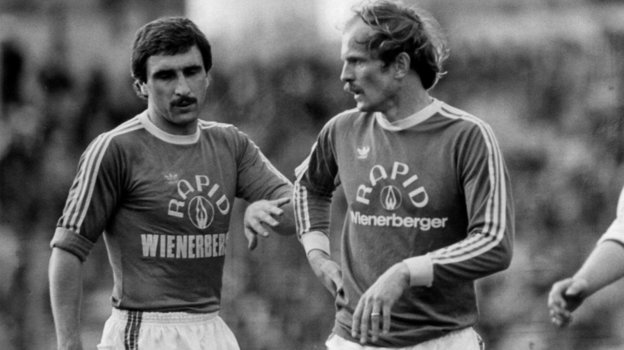 Знаменитый бомбардир Ханс Кранкль и Анатолий Зинченко рядом на поле. Знаменитый бомбардир Ханс Кранкль и Анатолий Зинченко рядом на поле.