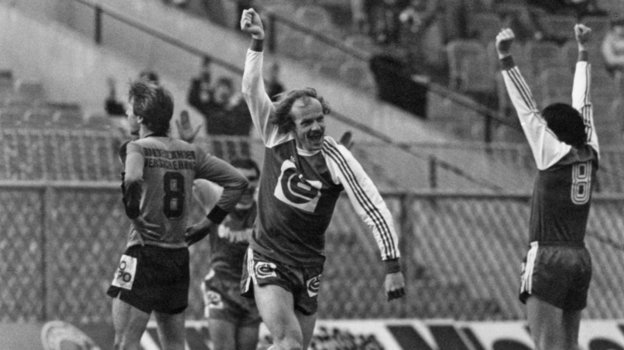 Очередной гол Анатолия Зинченко за «Рапид». Антонин Паненка (номер 8 — справа на фото) в восторге. Очередной гол Анатолия Зинченко за «Рапид». Антонин Паненка (номер 8 — справа на фото) в восторге.