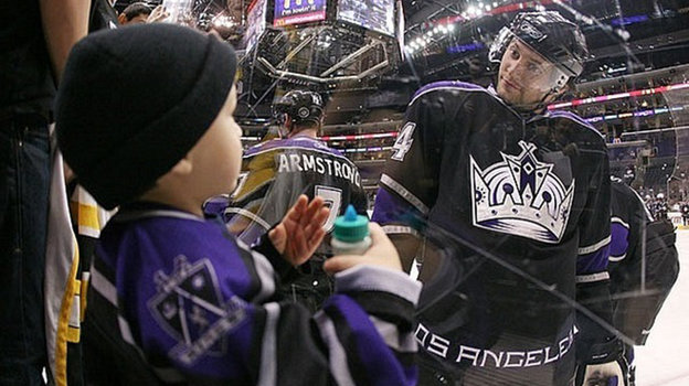 Александр Фролов с юным болельщиком. Александр Фролов с юным болельщиком.