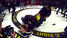 За что не любят ММА: Минеева избили толпой после конфликта с Исмаиловым