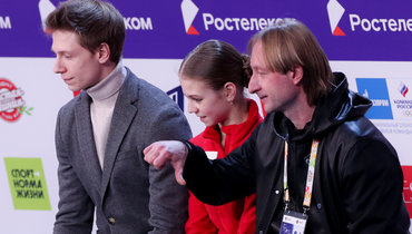 25 декабря. Челябинск. Жест Евгения Плющенко после объявления оценок Александре Трусовой.
