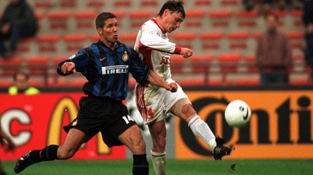 1998 год. Илья Цымбаларь (справа) в матче против «Интера». Фото Александр Вильф 1998 год. Илья Цымбаларь (справа) в матче против «Интера». Фото Александр Вильф