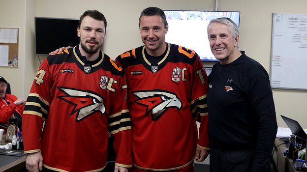 Алексей Емелин, Илья Ковальчук и Боб Хартли. Фото ХК «Авангард» Алексей Емелин, Илья Ковальчук и Боб Хартли. Фото ХК «Авангард»