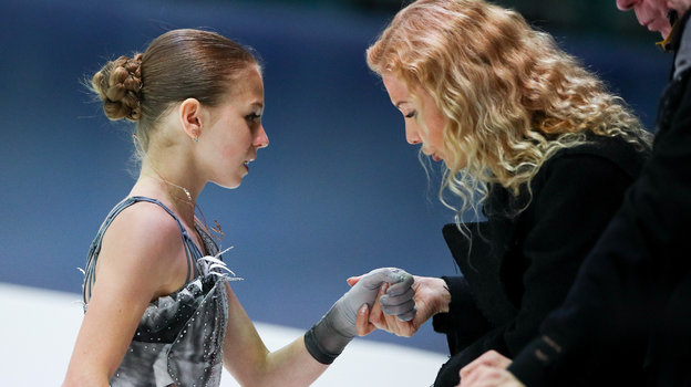 Александра Трусова и Этери Тутберидзе. Фото Дарья Исаева, «СЭ» / Canon EOS-1D X Mark II Александра Трусова и Этери Тутберидзе. Фото Дарья Исаева, «СЭ» / Canon EOS-1D X Mark II