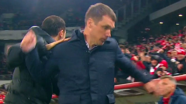 Виктор Гончаренко отмахивается от Доменико Тедеско. Виктор Гончаренко отмахивается от Доменико Тедеско.