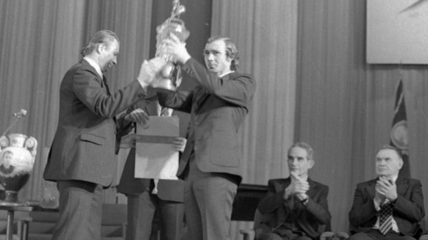 Январь 1980 года. Москва. Валентин Сыч и Олег Романцв на церемонии награждения «Спартака». Фото Сергей Колганов Январь 1980 года. Москва. Валентин Сыч и Олег Романцв на церемонии награждения «Спартака». Фото Сергей Колганов
