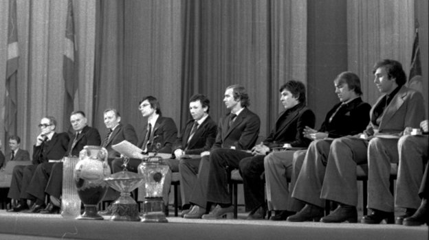 Январь 1980 года. Москва. Церемония награждения «Спартака». Слева направо: Начальник команды Николая Старостин, главный тренер Константин Бесков, тренер Федор Новиков, ведущий церемонии, массажист Беленький, Олег Романцев, Вратарь Ринат Дасаев, Вагиз Хидиятуллин, Виктор Самохин. Фото Сергей Колганов Январь 1980 года. Москва. Церемония награждения «Спартака». Слева направо: Начальник команды Николая Старостин, главный тренер Константин Бесков, тренер Федор Новиков, ведущий церемонии, массажист Беленький, Олег Романцев, Вратарь Ринат Дасаев, Вагиз Хидиятуллин, Виктор Самохин. Фото Сергей Колганов