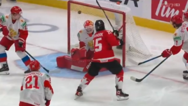 Первый гол Канады в матче с Россией.