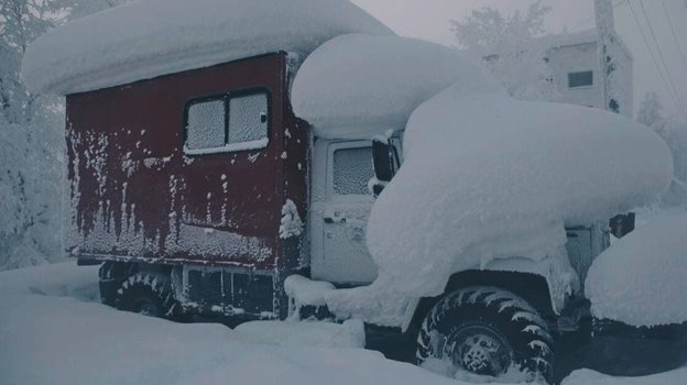 Заснеженные автомобили в Сусумане. Заснеженные автомобили в Сусумане.
