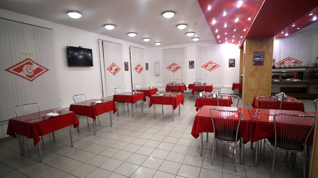 Столовая на базе «Спартака» в Тарасовке в декабре 2020 года. Фото Федор Успенский, «СЭ» / Canon EOS-1D X Mark II Столовая на базе «Спартака» в Тарасовке в декабре 2020 года. Фото Федор Успенский, «СЭ» / Canon EOS-1D X Mark II