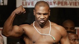 Как-то Тайсон не хотел, чтобы интервью заканчивалось. Преследовал журналиста до машины, а потом 30 минут держал за руку