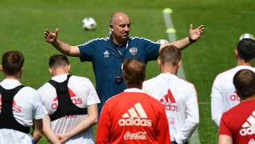 Станислав Черчесов и игроки сборной России.