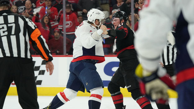 Александр Овечкин в драке против Андрея Свечникова. Фото Reuters Александр Овечкин в драке против Андрея Свечникова. Фото Reuters