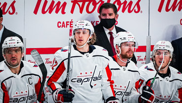 Главный тренер «Вашингтона» Питер Лавиолетт. Слева направо хоккеисты: Александр Овечкин, Карл Хагерлин, Евгений Кузнецов и Ти Джей Оши.