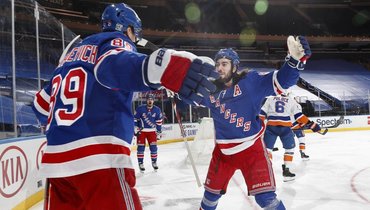 Павел Бучневич и Мика Зибанежад празднуют заброшенную шайбу в ворота Ильи Сорокина.