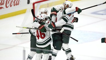 Игроки «Миннесоты» празднуют заброшенную шайбу в ворота «Лос-Анджелеса» в овертайме.