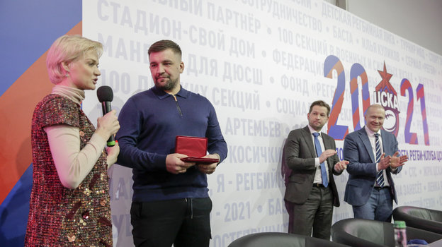 Первый заместитель начальника ФАУ ЦСКА, двукратная олимпийская чемпионка, полковник Светлана Хоркина, певец, продюсер и шоумен Василий Баста Вакуленко, вице-президент ПАО «ГМК «Норильский Никель» Дмитрий Пристансков, президент регби-клуба ЦСКА Алексей Митрюшин. Фото Пресс-служба РК ЦСКА Первый заместитель начальника ФАУ ЦСКА, двукратная олимпийская чемпионка, полковник Светлана Хоркина, певец, продюсер и шоумен Василий Баста Вакуленко, вице-президент ПАО «ГМК «Норильский Никель» Дмитрий Пристансков, президент регби-клуба ЦСКА Алексей Митрюшин. Фото Пресс-служба РК ЦСКА