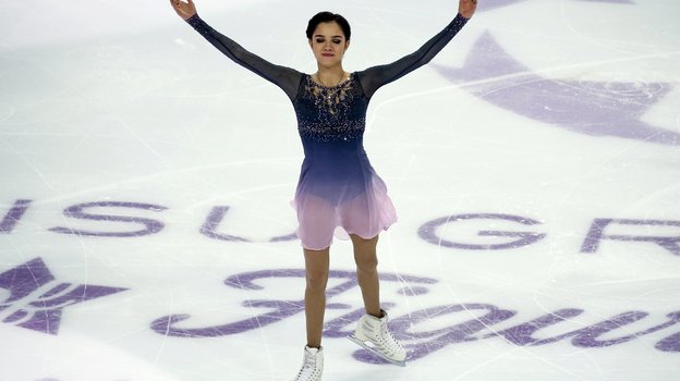 Евгения Медведева кланяется после проката на финале Гран-при 2016 года. Фото Reuters Евгения Медведева кланяется после проката на финале Гран-при 2016 года. Фото Reuters