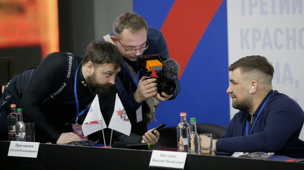 Василий Вакуленко (справа) дает интервью. Василий Вакуленко (справа) дает интервью.