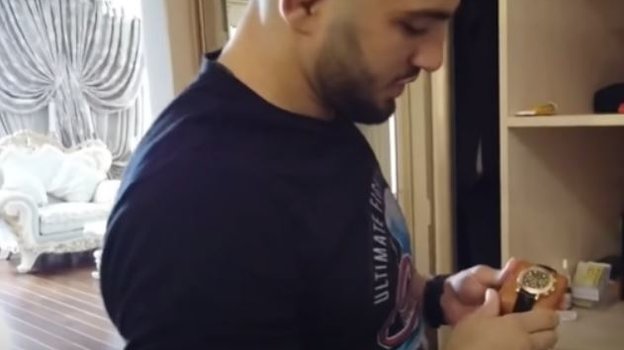 Арман Царукян показывает «Ролекс» из своей коллекции часов. Арман Царукян показывает «Ролекс» из своей коллекции часов.