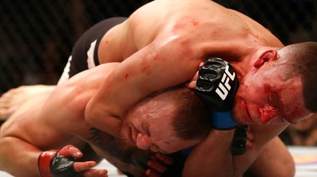 Нейт Диас душит Конора Макгрегора. Нейт Диас душит Конора Макгрегора.