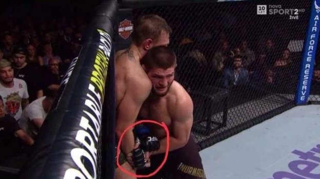 Конор Макгрегор держит Хабиба Нурмагомедова за шорты. Конор Макгрегор держит Хабиба Нурмагомедова за шорты.