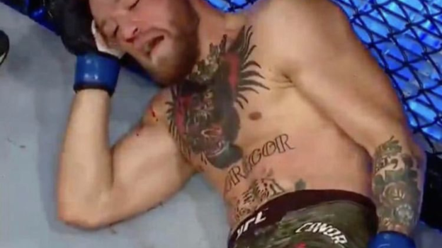 Хабиб Нурмагомедов поиздевался над нокаутированным Конором Макгрегором.. Фото Instagram Хабиб Нурмагомедов поиздевался над нокаутированным Конором Макгрегором.. Фото Instagram