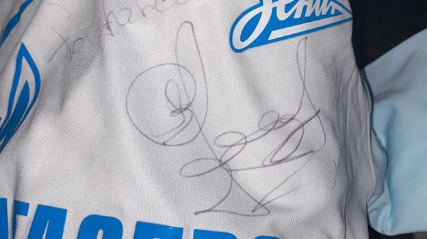 Первый автограф Кокорина в Италии. Фото firenzeviola.it специально для «СЭ» Первый автограф Кокорина в Италии. Фото firenzeviola.it специально для «СЭ»