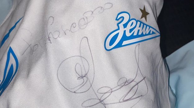 Первый автограф Кокорина в Италии. Фото firenzeviola.it специально для «СЭ» Первый автограф Кокорина в Италии. Фото firenzeviola.it специально для «СЭ»