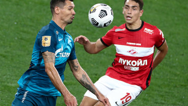 Защитник «Зенита» Деян Ловрен и нападающий «Спартака» Эсекиэль Понсе (№19).