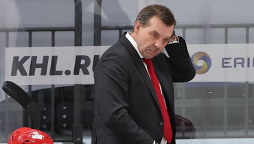 28 января. Москва. Главный тренер «Спартака» Олег Знарок в матче с «Металлургом» (Магнитогорск)..