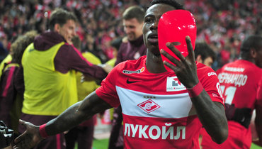 17 мая 2017 года. Москва. Квинси Промес радуется голу в ворота «Терека» с маской в руке.