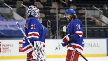 2 февраля. «Рейнджерс» — «Питтсбург» — 3:1. Игорь Шестеркин и Артемий Панарин отмечают победу.