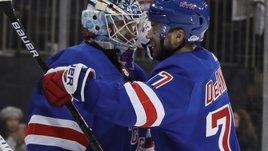 Грандиозный скандал в НХЛ: американский талант наехал на российского вратаря, получил по лицу от партнера и теперь рискует стать изгоем