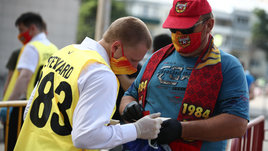 Работать не с болельщиками, а для болельщиков. Как футбольным властям и фанатам вернуть доверие друг к другу