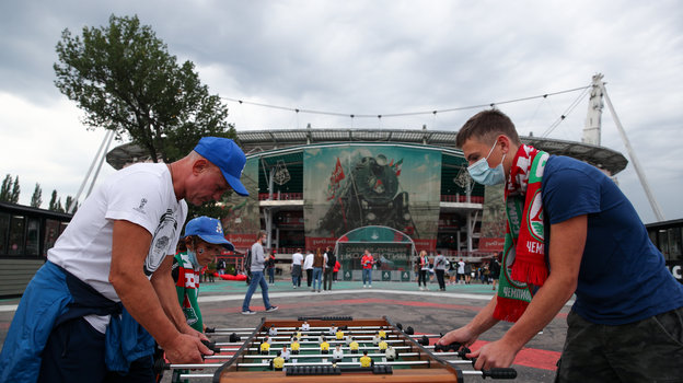 Болельщики играют в настольный футбол. Фото Дарья Исаева, «СЭ» / Canon EOS-1D X Mark II Болельщики играют в настольный футбол. Фото Дарья Исаева, «СЭ» / Canon EOS-1D X Mark II