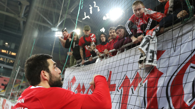 29 сентября 2019 года. Москва. «Спартак» – «Оренбург» – 1:2. Спартаковец Георгий Джикия общается с фанатами после поражения. Фото Александр Федоров, «СЭ» / Canon EOS-1D X Mark II 29 сентября 2019 года. Москва. «Спартак» – «Оренбург» – 1:2. Спартаковец Георгий Джикия общается с фанатами после поражения. Фото Александр Федоров, «СЭ» / Canon EOS-1D X Mark II