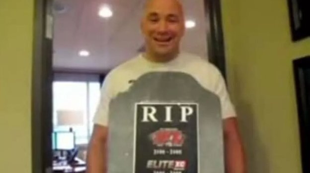 Дана Уайт с надгробием, посвященному погибшим промоушенам: IFL (2006-2008), Elite XC (2006-2008), Affliction (2008-2009). Дана Уайт с надгробием, посвященному погибшим промоушенам: IFL (2006-2008), Elite XC (2006-2008), Affliction (2008-2009).