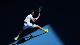 Медведев поспешил во второй круг. Даниил вынес канадца на старте