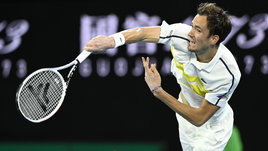 Медведев сражался с собой, но вышел в третий круг. Главные претензии Даниила — к сетке на корте