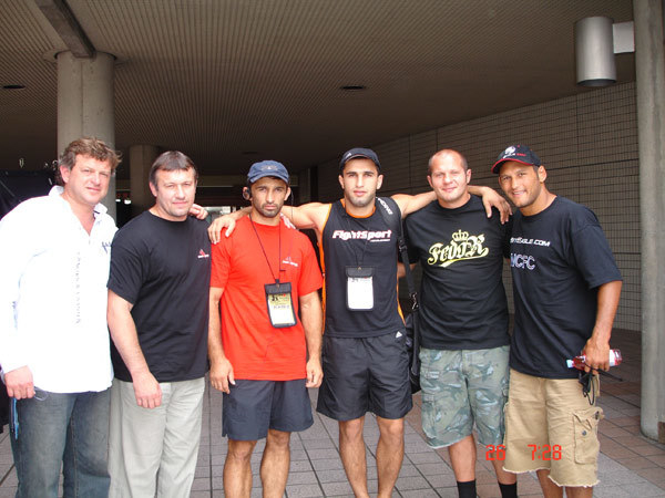 Слева направо: Вадим Финкельштейн, Владимир Воронов, Амар Сулоев, Арман Гамбарян, Федор Емельяненко, Дэн Хендерсон. Слева направо: Вадим Финкельштейн, Владимир Воронов, Амар Сулоев, Арман Гамбарян, Федор Емельяненко, Дэн Хендерсон.