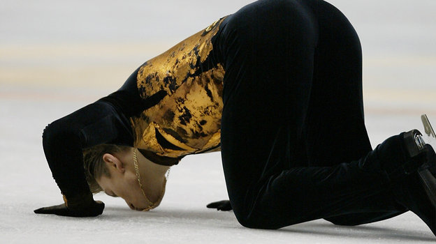 14 февраля 2002 года. Солт-Лейк-Сити. Алексей Ягудин целует лед олимпийской арены. Фото Reuters 14 февраля 2002 года. Солт-Лейк-Сити. Алексей Ягудин целует лед олимпийской арены. Фото Reuters