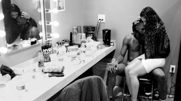 Адесанья с неизвестной девушкой после победы над Дереком Брансоном в ноябре 2018-го. Фото jeffsainlar.com Адесанья с неизвестной девушкой после победы над Дереком Брансоном в ноябре 2018-го. Фото jeffsainlar.com