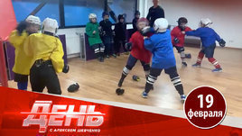 Тренер учит драться маленьких детей