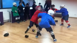 Хоккейный тренер решил научить 8-летних детей драться. Это ужасно, но почему родители его защищают?