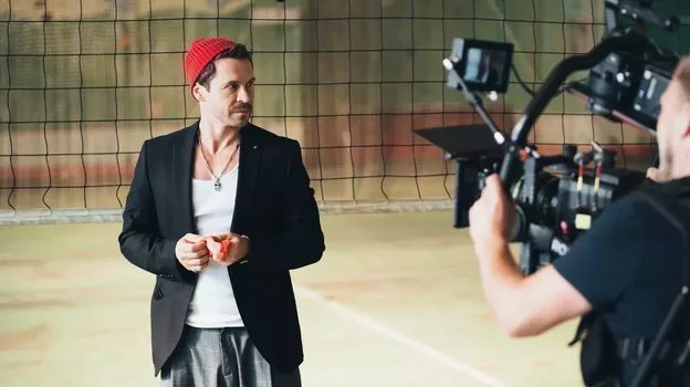 Павел Деревянко во время съемок сериала «Дылды». Фото СТС Павел Деревянко во время съемок сериала «Дылды». Фото СТС