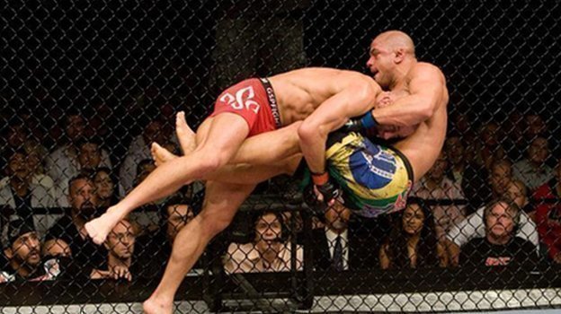 Джордж Сен-Пьер переводит мастера ударов коленями Тьяго Алвеса. Джордж Сен-Пьер переводит мастера ударов коленями Тьяго Алвеса.