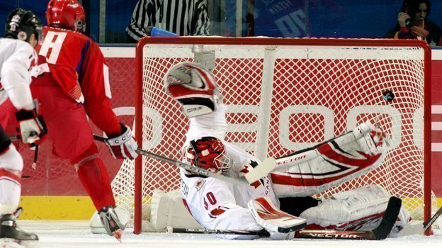 Александр Овечкин отправляет шайбу в ворота Мартина Бродера. Фото Reuters Александр Овечкин отправляет шайбу в ворота Мартина Бродера. Фото Reuters